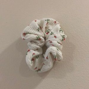 brandy melville scrunchie